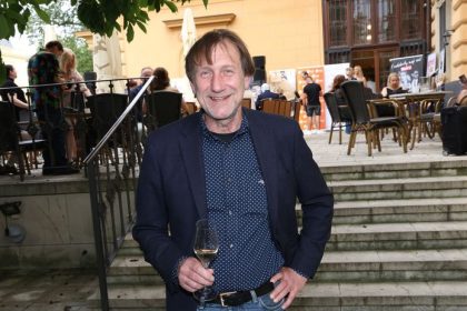 Cermak Dvorak a teraz aj hviezda hitu Snezenky a machri ma mladu partnerku Duchoslav zbalil o skoro tridsat rokov mladsiu
