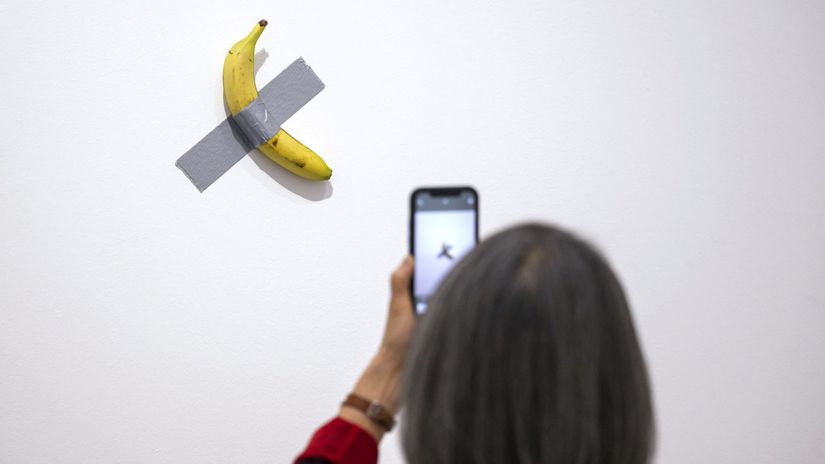 Chcel som len zistit ako chuti banan za 516 miliona eur Holandan zjedol sucast umeleckej instalacie Maurizia Cattelana