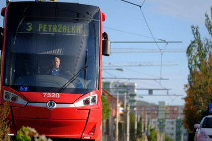 V bratislavskej Petrzalke zacala premavat elektricka az na koniec casti
