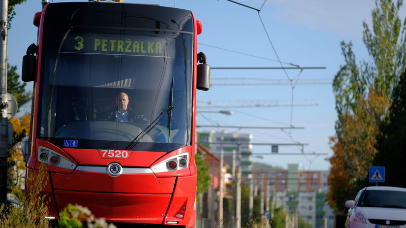 V bratislavskej Petrzalke zacala premavat elektricka az na koniec casti