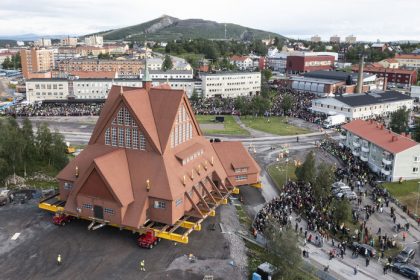 Dreveny kolos na kolesach Presun storocneho kostola vo Svedsku