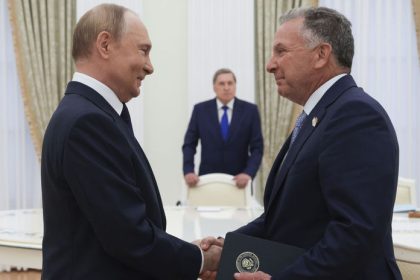 Putin prijal Trumpovho muza v Kremli vymenili si signaly o vojne na Ukrajine Rokovali tri hodiny