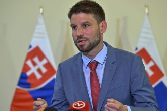 Simecka Ficova vlada vedome snazi zatahnut Slovensko do izolacie