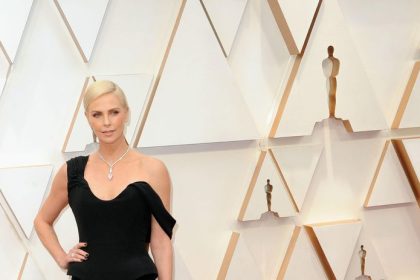 Vlastny otec po nej strielal Charlize Theron oslavuje 50 rokov trauma z detstva ju sprevadza cely zivot