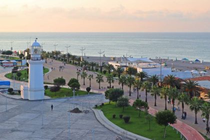 Batumi perla Cierneho mora sokujuca historiou a futurizmom