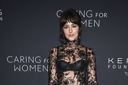 Dakota Johnson takmer naha Prisla v cipke a bielizni