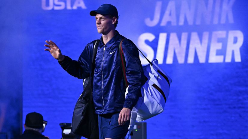 Dalsi skandal na tribunach US Open Sinnera takmer okradli na kurte