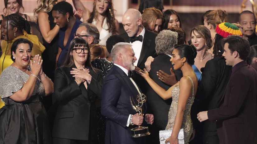 Hlavne ceny Emmy ziskali serialy Pitt Studio a Adolescencia
