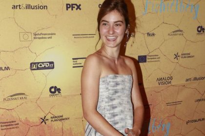 Hviezda vianocnej rozpravky Carovne jablko ziarila na prazskej premiere V tomto filme nam doslov slo o krk vtipkuje Juristova