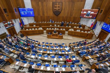 Poslanci zacali schodzu cakaju na dve vetovane zakony