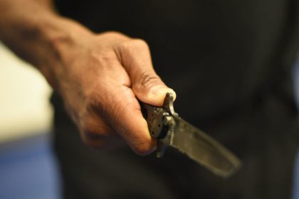 Utok nozom na strednej skole utocnik zranil tazko ucitelku