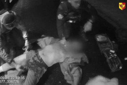 VIDEO Krvavy utok v prazskej MHD Pachatel pobodal dvoch muzov za pokus o vrazdu mu hrozi az dozivotie