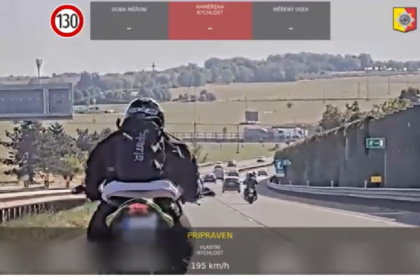 VIDEO Motorkari z dialnice urobili pretekarsky okruh