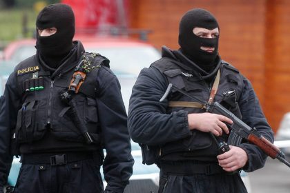 Akcia Dexter Policia v Hnusti zasahuje pre chemicke latky