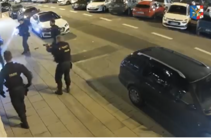 VIDEO Muz s nozom zautocil na policajtov