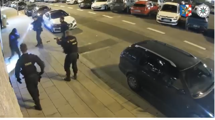 VIDEO Muz s nozom zautocil na policajtov