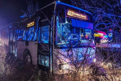 Autobus pri Kosiciach narazil do stromu zraneni cestujuci