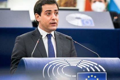 Podpredseda eurokomisie Chranme automobilky a otvorme temu zakazu predaja spalovakov