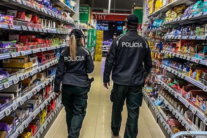 Policia prichytila zlodejov v obchodoch ponukajucich tovar