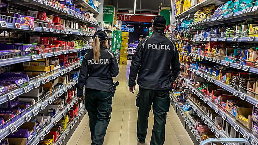 Policia prichytila zlodejov v obchodoch ponukajucich tovar