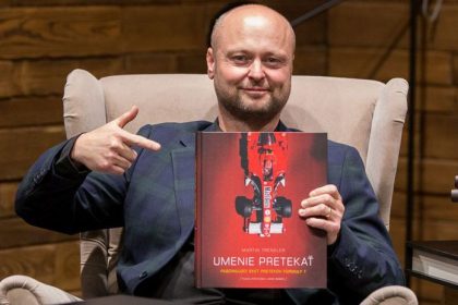 Prvy slovensky fotograf Formuly 1 Martin Trenkler vydal unikatne dielo Umenie pretekat