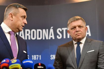 SNS vyzyva premiera aby ukoncil spolupracu s Lajcakom