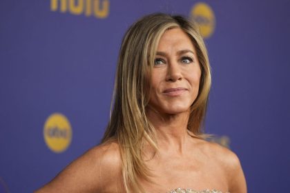 Tradicna Aniston Odvaznymi fotkami bura myty o starnuti
