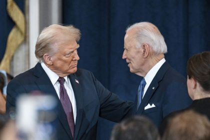 Trump rusi Bidenove prikazy podpisane automatickym perom