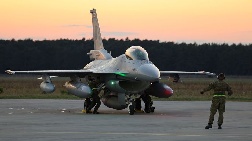 Dalsie tri nove F 16 su doma Slovensko ma desat
