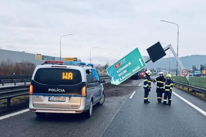 Kuriozna nehoda na R1 Kamion znicil znacku a zablokoval cestu