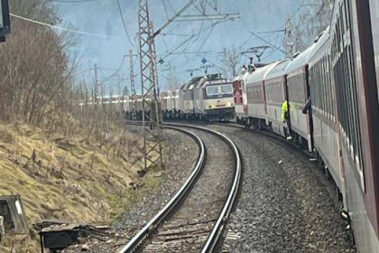 Mesiac od Pezinka Na Liptove sa skoro zrazil rychlik s nakladnym vlakom ubrzdili par metrov oproti sebe PS Raz musi odstupit