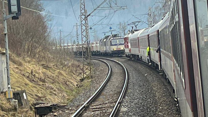 Mesiac od Pezinka Na Liptove sa skoro zrazil rychlik s nakladnym vlakom ubrzdili par metrov oproti sebe PS Raz musi odstupit