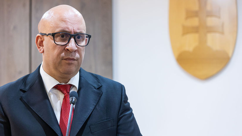 Mimoriadnu schodzu k odvolavaniu Raza v pondelok neotvorili