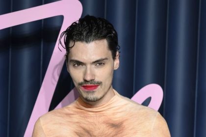 Mysli to vazne Influencer sokoval na cervenom koberci