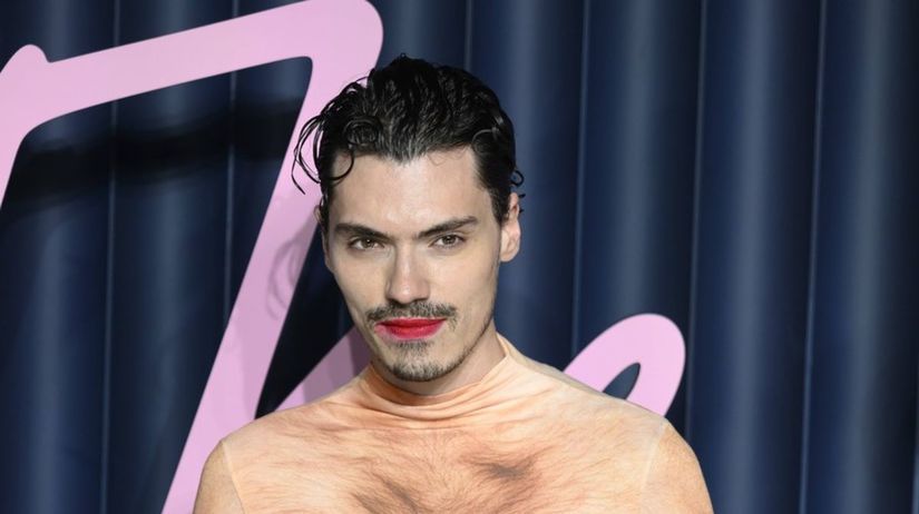 Mysli to vazne Influencer sokoval na cervenom koberci