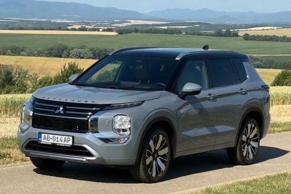 Nove Mitsubishi Outlander PHEV je komfortne a zvlada teren aj elektricku jazdu
