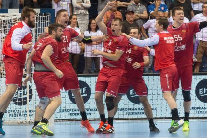 Rusi pomaly dvihaju ruky nad hlavu Coskoro ich vezme spat velky kolektivny sport