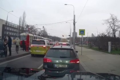 VIDEO Uzasnuti policajti Muza odlepili z elektricky ako Spiderman