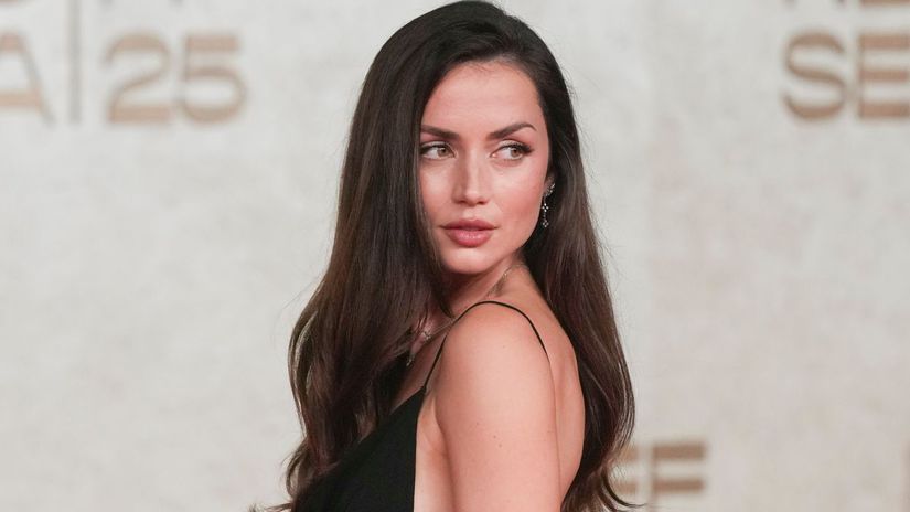 Z cerveneho koberca priamo na F1 Ana De Armas v sexi tope drazdi vzhladom aj recami o zenatom kolegovi