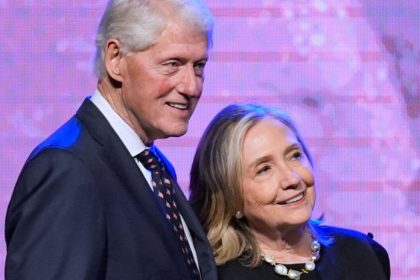 Clintonovci celi obvineniu z pohryvania Kongresom odmietli vypovedat o vztahoch s Epsteinom