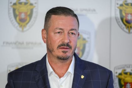 Den po razii u sefky Piratov dostal Kiss a jeho rodina vyhrasky smrtou Financnu spravu evakuovali