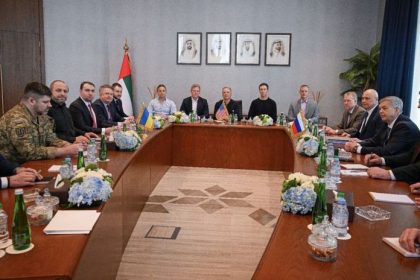 Mierove rozhovory pokracuju Peskov potvrdil pokracovanie trilaterarnych rokoani v Emiratoch