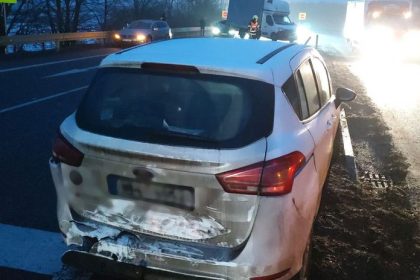 Neprejazdne cesty a desiatky nehod s obetami na zivotoch Polaidovica na Morave a v Nemecku paralyzovala dopravu