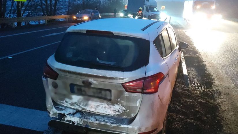 Neprejazdne cesty a desiatky nehod s obetami na zivotoch Polaidovica na Morave a v Nemecku paralyzovala dopravu