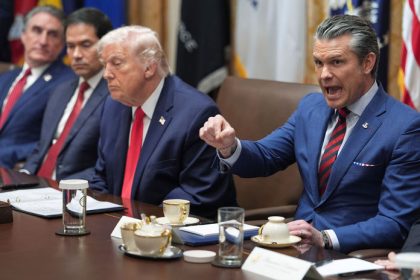 Pentagon je pripraveny zautocit na Iran Teheran uz vyhlasuje vojnovy stav