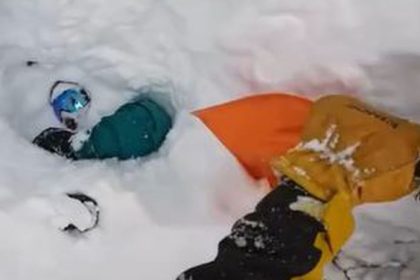 Sekundy od tragedie zachytila kamera Lyziarov pohlad zachranil snowboardistovi zivot