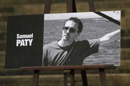 Stali ho za karikatury Francuzsko opat otvara sokujuci proces ktory otriasol krajinou
