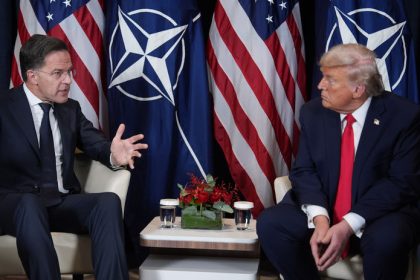 Trump a Rutte v Davose nacrtli dohodu o Gronsku ktora potvrdzuje dansku suverenitu pise Axios