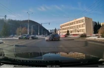 VIDEO Zena presla na cervenu zrazka s policajtmi