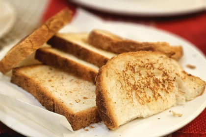 Vacsina ludi to robi uplne normalne vedci vysvetluju preco by ste nemali jest spaleny toast